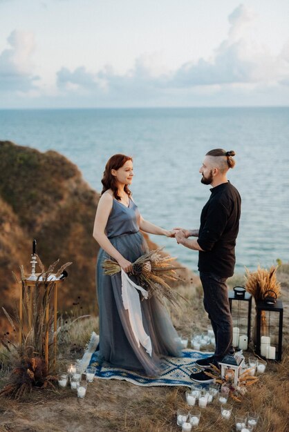 Cérémonie de mariage d'une fille et d'un gars sur de hautes collines