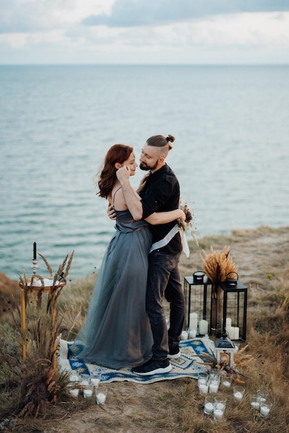 Cérémonie de mariage d'une fille et d'un gars sur de hautes collines