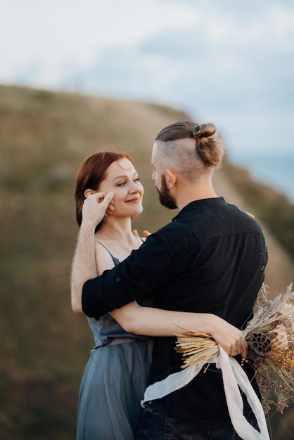 Cérémonie de mariage d'une fille et d'un gars sur de hautes collines