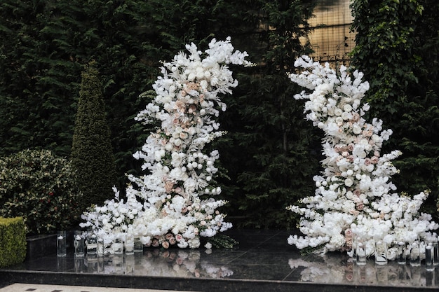 Une cérémonie de mariage avec des fleurs blanches