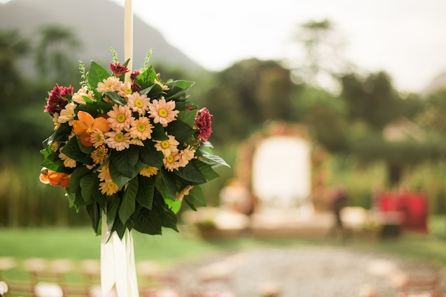 Cérémonie de mariage avec des fleurs à l'extérieur dans le jardin