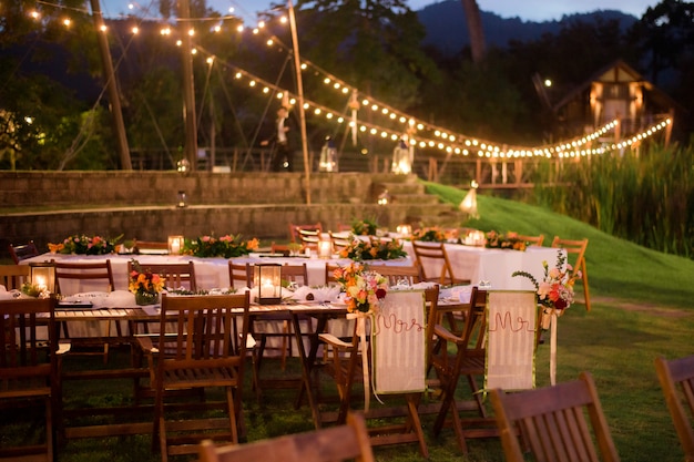 Cérémonie de mariage avec des fleurs à l'extérieur dans le jardin