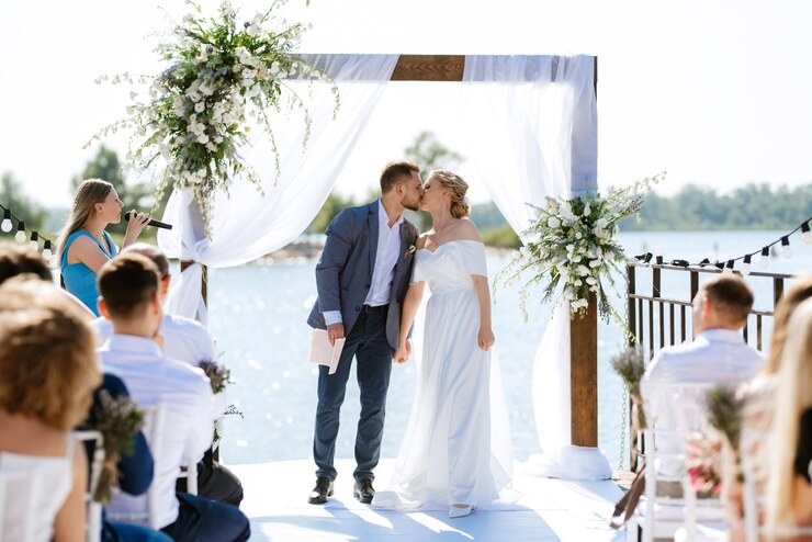 Photo cérémonie de mariage sur une haute jetée près de la rivière