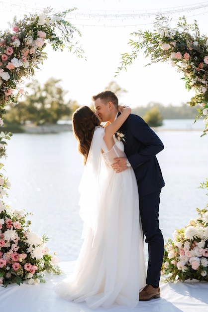 Cérémonie de mariage sur une haute jetée près de la rivière