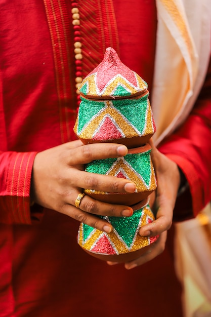 Cérémonie de mariage indien traditionnel, main du marié