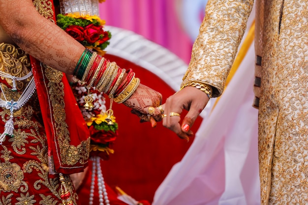 Cérémonie de mariage indien traditionnel, marié tenant la main dans la main de la mariée