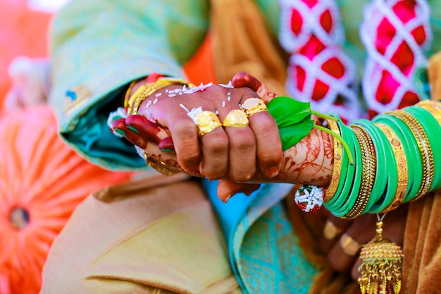 Photo cérémonie de mariage indienne traditionnelle, marié tenant la main dans la main de la mariée