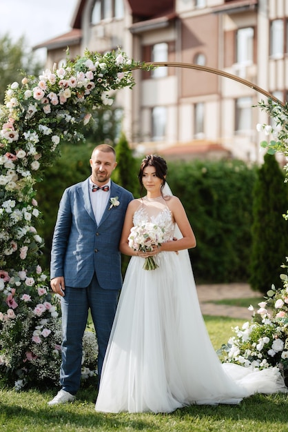 Cérémonie de mariage des jeunes mariés sur la clairière