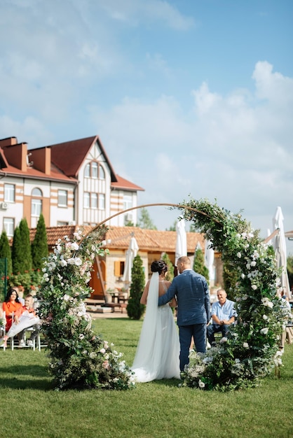 Cérémonie de mariage des jeunes mariés sur la clairière