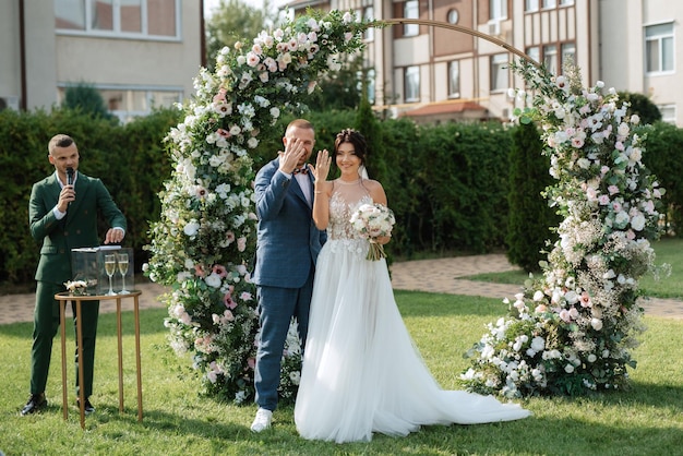 Cérémonie de mariage des jeunes mariés sur la clairière