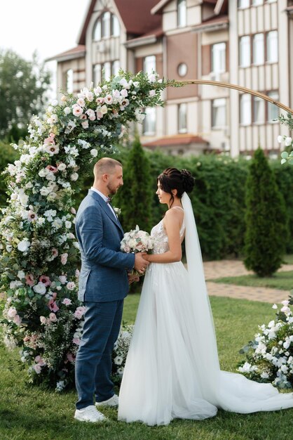 Cérémonie de mariage des jeunes mariés sur la clairière