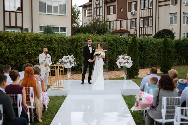 Photo cérémonie de mariage des jeunes mariés sur la clairière