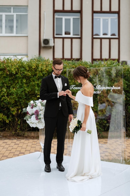 Cérémonie de mariage des jeunes mariés sur la clairière