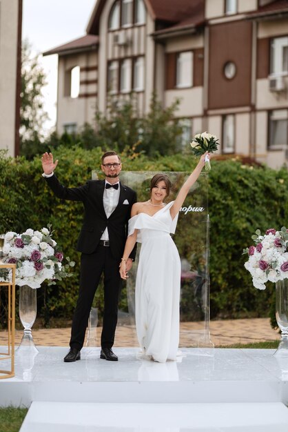 Cérémonie de mariage des jeunes mariés sur la clairière