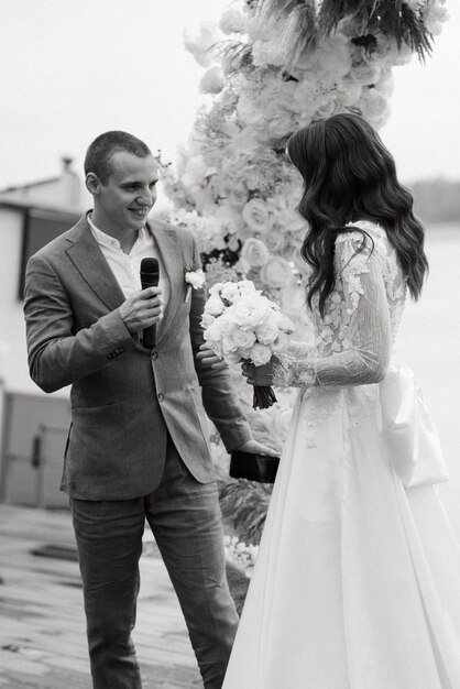 Photo cérémonie de mariage des jeunes mariés sur le quai