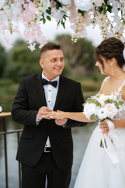 cérémonie de mariage des jeunes mariés sur le quai