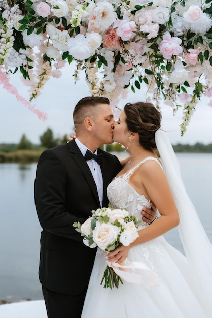 Photo cérémonie de mariage des jeunes mariés sur le quai