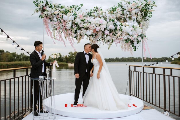 Photo cérémonie de mariage des jeunes mariés sur le quai