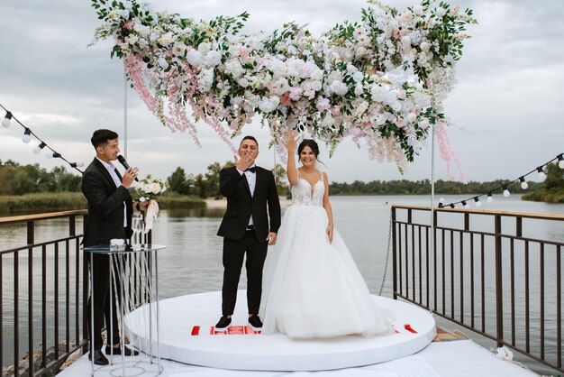 Photo cérémonie de mariage des jeunes mariés sur le quai