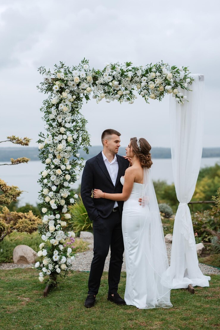 Cérémonie de mariage des mariés dans un chalet