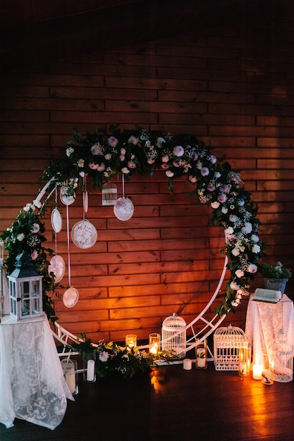 Photo cérémonie de mariage de nuit avec une arche de bougies vintage pour la cérémonie de mariage a est décorée de fleurs blanches et de verdure verte décoration de mariage sur le style bohème capteurs de rêves