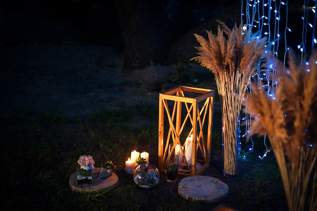 Photo cérémonie de mariage de nuit avec beaucoup de lumières, bougies, lanternes