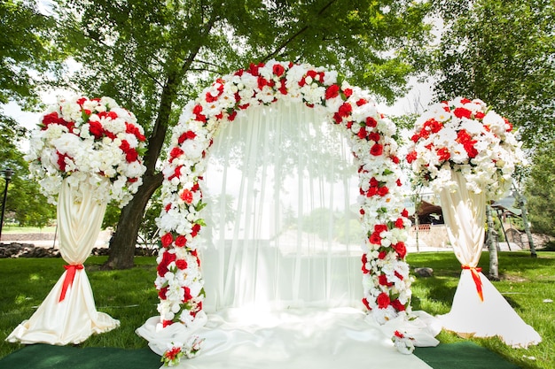 Cérémonie de mariage en plein air avec des fleurs rouges