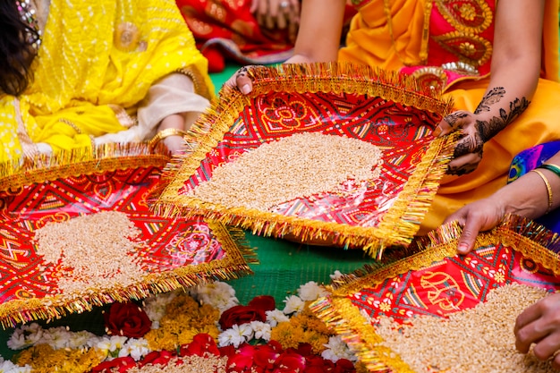 Cérémonie de mariage traditionnelle dans l'hindouisme: décoration florale