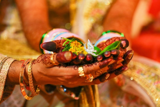 Cérémonie de mariage traditionnelle indienne marié et mariée