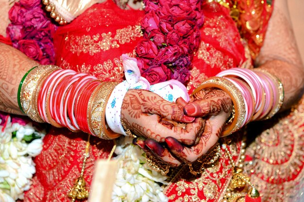 Photo cérémonie de mariage traditionnelle indienne marié et mariée