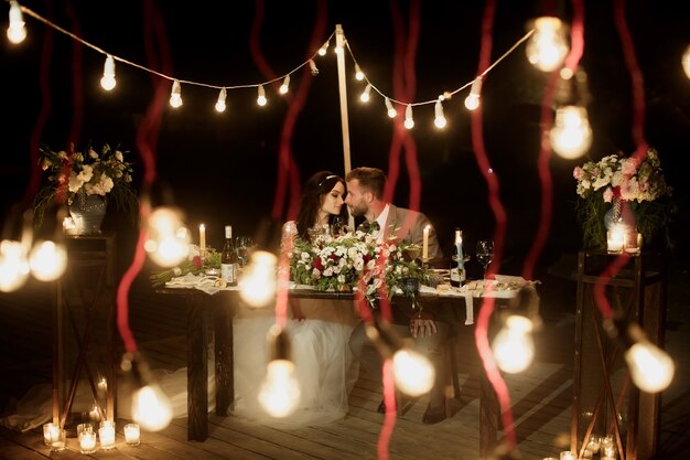 La cérémonie des noces de nuit. Les mariés sont assis à la table de fête. Banquet