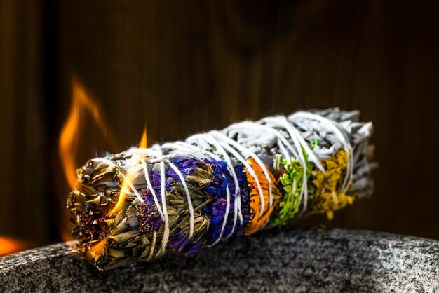 Cérémonie de purification du bâton de sauge Rituel brûlant pour la méditation ou le yoga