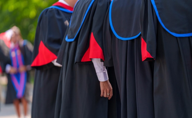 Cérémonie de remise des diplômes des étudiants portant un mortier lors de la cérémonie de remise des diplômes par derrière