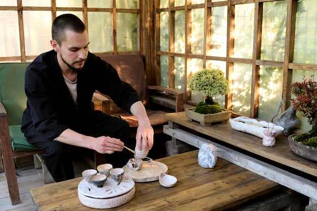 Cérémonie traditionnelle du thé en plein air dans un belvédère de jardin