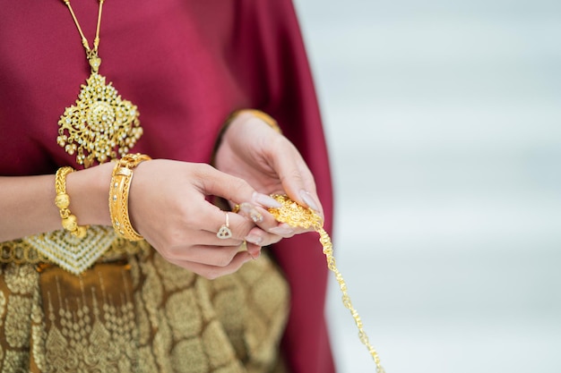 Cérémonie traditionnelle thaïlandaise, empêchant le marié d'approcher la mariée