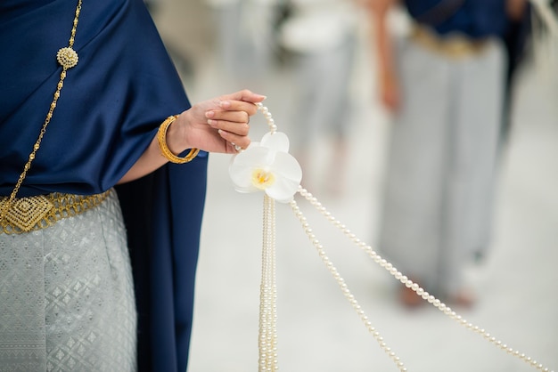 Cérémonie traditionnelle thaïlandaise interdisant au marié de s'approcher de la mariée