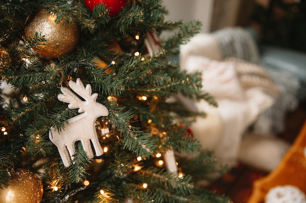 Cerf en bois jouet de Noël sur l'arbre de Noël