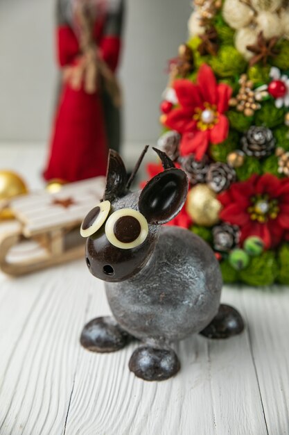 cerf de Noël au chocolat sur une table en bois blanc.