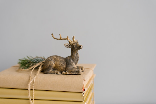 Cerf de Noël élégant sur les livres.