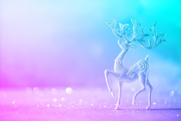 Cerf de Noël pailleté argenté dans des couleurs néon à la mode