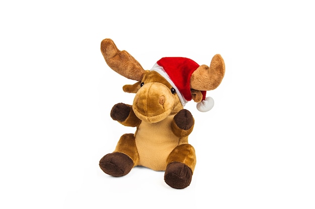 Cerf de Noël en peluche en chapeau de père Noël isolé sur mur blanc