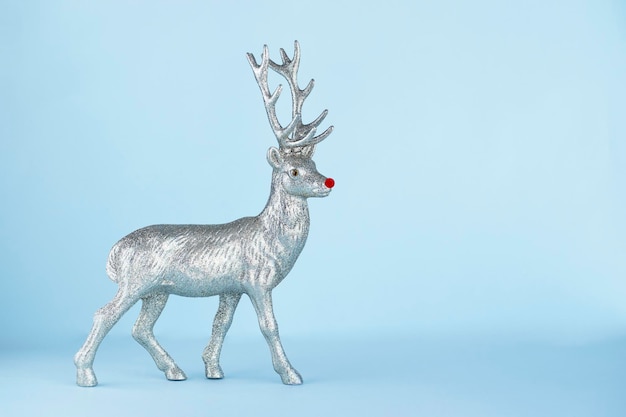 Cerf Rudolph argenté sur fond bleu clair