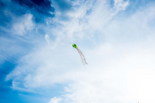 cerf-volant à la main sur ciel bleu par temps ensoleillé et vent