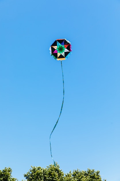 Cerf-volant à la main voler avec un ciel bleu