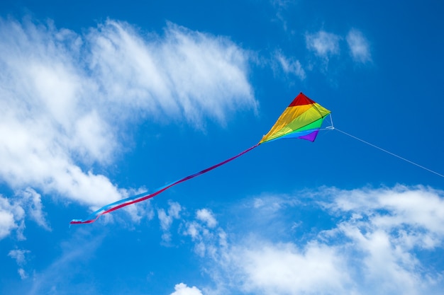 Cerf-volant volant dans le ciel parmi les beaux nuages