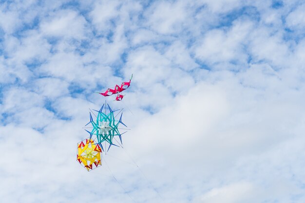 Cerf-volant volant dans le ciel parmi les nuages