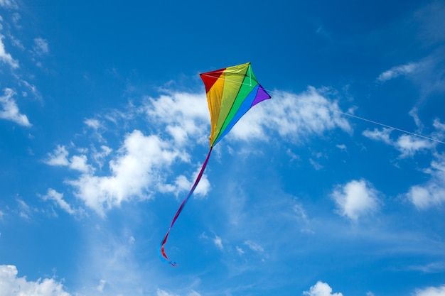 Cerf-volant volant dans le ciel parmi les nuages