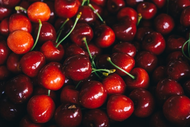 Cerise. Baies biologiques fraîches avec macro de feuilles. Fond de fruits