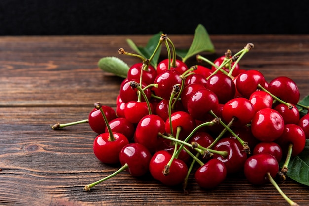 Cerise sur bois foncé.