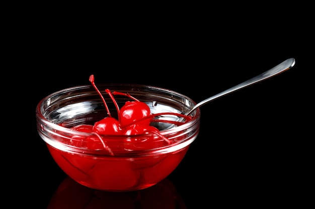 Cerise cocktail dans une soucoupe transparente